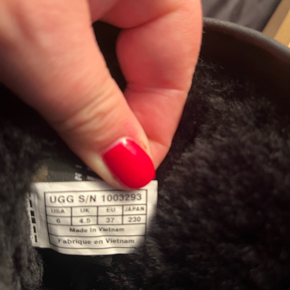 NIB UGG boots - Picture 4 of 9
